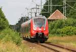 442 847 als RE5 nach Neustrelitz - hier bei Gültz, vom Bü aus aufgenommen - 26.06.2021