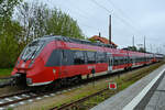 Der Triebzug 442 123 in Verbund mit 442 629 wartet auf den nächsten Einsatz, so gesehen im Mai 2021 am Hauptbahnhof in Neustrelitz.