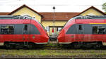 Die aneinander gespannten Köpfe des Triebzugsduos 442 123 und 442 629 im Mai 2021 am Hauptbahnhof in Neustrelitz.