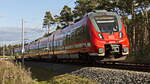 An der Siedlung Hubertus, an der Gemeinde Schönefeld nahe Berlin, fährt am 17. Oktober 2023 auf der Strecke zum BER - Berlin Brandenburg Airport  ein Elektrotriebzug Triebzug 442 332  der DB.