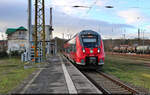 Rot statt silber: 442 138, ein von DB Regio Nordost übernommener dreiteiliger Bombardier Talent 2, versah außerplanmäßig auf der S3 seinen Dienst und wartet im Startbahnhof