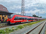 S-Bahn Rostock in Doppeltraktion mit ET 442 356 am Schluss steht in Warnemünde abfahrtbereit als S1 nach Rostock Hbf, 28.08.2025.