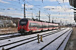 ET 442852 wartet am 18.2.2026 um 11.55 Uhr im Gleisvorfeld des HBF Rostock auf den nächsten Einsatz.
