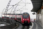 Der S-Bahnhof Nürnberg-Steibühl - 

Nochmals die Einfahrt von Talent 2 442 450 auf der oberen Bahnsteigebene. Hier habe ich den Schnitt so gewählt, dass nur die bogenförmigen Fahrleitungsmasten im Bild sind. Allerdings musste ich einen störende kleinen Teil des Auslegers eines Hochspannungsmast wegstempeln.

Mal sehen ob bei einem zweigleisigen Ausbau wiederum die Bogenmasten verwendet werden und ob die sich dann aufgrund der gegenläufigen Bögen und der Krümmung der Brückenstrecke die Überlagerungen noch ungünstiger werden.

16.02.2026 (M)