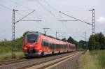 Der 442 263 am 23.06.2012 als RE9 mit Deutschlandfahne bei Hcheln, zwischen Langerwehe und Eschweiler.