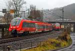 Zugbegegnung im Regen, es gibt wohl nur ein nasses Weihnachten:   Der RE 9 - Rhein-Sieg-Express begegnen sich in Betzdorf/Sieg bei Km 122,8 am 23.12.2012.