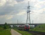 442 107 verlsst aus Richtung Bamberg den Haltepunkt Hallstadt vor der bedrohlichen Kulisse eines Hochspannungsmasten. 19.05.2013