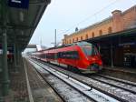 Talent 2 in Königs Wusterhausen bei Schnee. 28.01.2014 im Bahnhof Königs Wusterhausen. Im Hintergrund zusehen die ( Improvisierte ) Fußgängerbrücke wegen den Bauarbeiten am Bahnhof 
