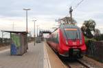 442 639-1 steht am 07.10.2014 mit der RB21 (RB 18673) nach Berlin Friedrichstraße in Wustermark und wartet auf die Abfahrt.