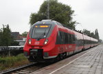 Alle meckern über das Wetter auch bei Regen wird fotografiert:442 843 als S1(Warnemünde-Rostock)bei der Einfahrt im Haltepunkt Rostock-Holbeinplatz.09.07.2016   