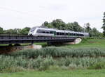 Die Elsterbrücke bei Bad Liebenwerda, eine S-Bahn aus Leipzig passiert gerade.