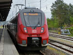 Der DB-Regionaltriebzug 442 853 hält Mitte Mai 2021 am Hauptbahnhof in Neustrelitz.