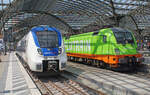 Triebwagen 359 (National Express) und FLIXTRAIN mit Lokomotive 242.516 am 22.08.2023 bei der Ausfahrt aus dem Kölner Hbf.