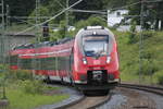 442 303 erreicht soeben am 17.06.2017 den Scheitelpunkt der Frankenwaldbahn in Steinbach am Wald auf der Fahrt als RE nach Nürnberg.