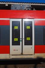 Und immer wieder gibt es Probleme mit den Bombardier Talent 2,  des rsx - Rhein-Sieg-Express (RE 9), hier ist die Tür unbenutzbar vom Mittelwagen (9480 0 443 254-8 D-DB) des vierteiligen Triebzuges