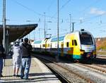 14.10.2017, Eisenbahnfest in Weimar. Außer den meist bekannten Lokomotiven geben auch Fotografen interessante Motive ab. Die beiden haben sich auf dem Hauptbahnhof in den Dosto-Tw  verguckt .