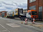 Am 12.04.2021 wurde der  Mittelwagen des ODEG-KISS Nr. 445.101 mit der UIC-Nummer 94 80 0446 601-7 D-ODEG auf das Werksgleis der Stadler Service GmbH in Berlin-Reinickendorf gebracht. Der Zug wird getrennt und einzeln mit einem Lkw auf die Schiene gebracht. 