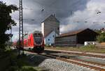 Über dem in Gädheim in Richtung Bamberg durchfahrenden ET 445057 braute sich wettermässig am 14.9.2025 um 14.18 Uhr erkennbar etwas zusammen. Schwarze Wolken kündigten den Abbruch meiner Fotoaktion an.