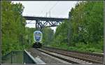 RE21061 nach Hamburg mit 445.012 hat den Bahnhof Rendsburg verlassen und wird kurze Zeit später auf der oberen Ebene auf die Rendsburger Hochbrücke fahren. (17.05.2019)