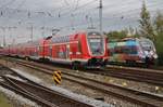 445 009-7 trifft am 20.10.2018 als RE5 (RE91830) nach Oranienburg im Rostocker Hauptbahnhof auf 442 854-6.