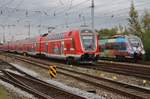 445 009-7 trifft am 20.10.2018 als RE5 (RE91830) nach Oranienburg im Rostocker Hauptbahnhof auf 442 854-6.