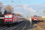 Als die Nürnberger S-Bahnwelt noch halbwegs in Ordnung war, konnte ich 143 855 mit einer S2 nach Roth am Haken bei der Einfahrt Nürnberg-Eibach aufnehmen. In die Gegenrichtung ist noch 445 071 als RE nach Nürnberg Hbf unterwegs.