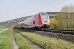 445 056 als RE in Richtung Bamberg bei Thüngersheim am 13.04.2022
