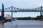 Ein Twindexx Vario überquert auf der Rendsburger Hochbrücke den Nord-Ostsee-Kanal, während sich die Schwebefähre am Nordufer befindet. Rendsbrug, 5.3.2023