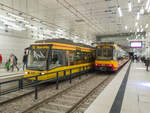 Zug 321 der Karlsruher Stadtbahn mit der Linie S2 nach Rheinstetten neben Zug 870 mit Linie S5 nach Söllingen in der neu eröffneten, unterirdischen Station Marktplatz (Kaiserstraße),