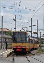 Der OC/TRAVAYS Be 4/8 004 (0948000 450 004-7 GT8-100D/2S) ist in Chavornay angekommen und wird in Kürze nach Orbe zurückfahren. Gut zu erkennen das  Bügelsenksignal ; ist doch die OC mit Gleichstrom elektrifiziert. A propos Fahrleitung, einige Tage nach dieser Aufnahme  blieb leider der Pantograf mit den wohl etwas zu kleinen Hörnern in der Fahrleitung hängen.

4. Juli 2022