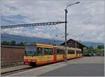Für seinen ersten planmässigen Einsatz bei der OC als Regionalzug nach Chavornay wird der Be 4/8 004 (0948000 450 004-7 GT8-100D/2S) in Orbe vorbereitet. 

4. Juli 2022