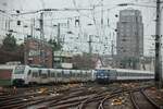 460 507-7 TransRegio als RB26 & TRI 110 448-8 mit RE1-Verstärker bei der Einfahrt in Köln Hbf, Dezember 2025.