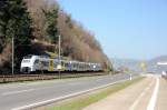 Zwischen Bacharach und Oberwesel hat die Autofhre Kaub ihre Anlegestelle, um die Rheinseite zu wechseln. Und wieder grt ein Rhein-Stern, hier 460 007-1, die Fotografen. (April 2009).