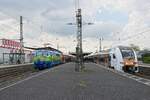 111 047  Hilde  in der DB-Touristik-Lackierung trifft als RB 48 im Bahnhof Wuppertal-Oberbarmen auf 462 035 als RE 4 nach Dortmund (26.04.2022)