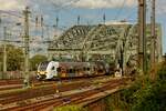 RRX 462 001 als RE1 bei der �berquerung der Hohenzollernbr�cke in K�ln, August 2024.