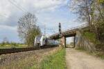 462 053 unterquert als RE 1 bei Hamm-Weetfeld die Güterstrecke nach Bönen (14.04.2022)