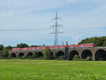 Die beiden aneinandergekoppelten DB-Elektrotriebzüge 1428 007 und 1428 008 sind hier Ende September 2025 auf der Duisburg-Hochfelder Eisenbahnbrücke zu sehen.