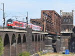 Ende August 2022 war der Elektrotriebzug 1428 014 auf der Hochfelder Eisenbahnbrücke in Duisburg zu sehen.