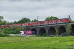 Der DB-Triebzüge 1428 014 & 1428 507 befährt Anfang Mai 2021 die Hochfelder Eisenbahnbrücke in Duisburg.