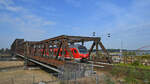 Der DB-Elektrotriebzug 1428 511 befuhr Ende August 2022 die Duisburg-Hochfelder Eisenbahnbrücke.