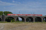 Auf der Hochfelder Eisenbahnbrücke ist gerade der DB-Triebzug 1428 010 unterwegs.