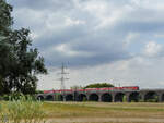 Auf der Hochfelder Eisenbahnbrücke ist gerade das DB-Triebzugsduo 1428 503 und 1428 004 unterwegs.