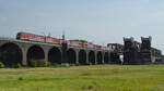 Auf der Hochfelder Eisenbahnbrücke ist gerade ein DB-Triebzugsduo 1428 003 und 1428 504 zu sehen.