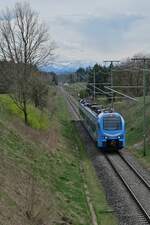 Zwischen Wangen und Kißlegg fährt ET 4.20 am 21.04.2023 als RE 96 / 78940 von Lindau-Reutin nach München