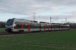 VIAS Rail ET25 2205(94 80 1429 012-6 D-VIASR) unterwegs auf der neu elektrifizierten Strecke Richtung Bocholt als RE19 Zug VIA77026=Düsseldorf-Hbf15:26-Wesel16:14_16:18-Bocholt16:42.
Der Elektrotriebzug (Flirt3 Stadler2016) ist seit dem 01.02.22 bei VIAS Rail im Einsatz. Vorher verkehrte er für die inzwischen insolvente Abellio NRW.
Zum Betreiberwechsel am 1. Februar 2022 von der insolventen Abellio NRW zu VIAS wurde auch die von DB-Netz neu elektrifizierte Strecke von Wesel nach Bocholt in Betrieb genommen.

2022-02-11 Hamminkeln Zum-Weißenstein