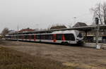 RE 19 nach Düsseldorf im Endbahnhof Bocholt, 3.2.22. Der ehemalige Abellio-ET 25 2209 hat beim neuen Betreiber seine Nummer behalten. Die NVR lautet jetzt 94 80 1429 016 D-VIASR.
Aufnahme vom P+R-Platz neben dem ehemaligen Bahngelände.