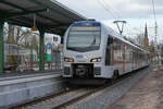 VIAS Rail ET25 2202(94 80 1429 009-2 D-VIASR) im neu gemachten Bahnhof Bocholt.
Der Elektrotriebzug (Flirt3 Stadler2016) ist seit dem 01.02.22 bei VIAS Rail im Einsatz. Vorher verkehrte er für die inzwischen insolvente Abellio NRW.
Zum Betreiberwechsel am 1. Februar 2022 von der insolventen Abellio NRW zu VIAS wurde auch die von DB-Netz neu elektrifizierte Strecke von Wesel nach Bocholt in Betrieb genommen.
Linie RE19, Zug VIA77027 Bocholt15:15-Wesel15:37, ab dort gemeinsam weiter gekuppelt mit einem aus Arnhem kommenden ET Wesel15:43-Düsseldorf-Hbf16:33.

2022-02-11 Bocholt