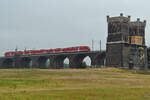 Ende August 2022 war der Elektrotriebzug 1440 225 auf der Hochfelder Eisenbahnbrücke in Duisburg zu sehen.