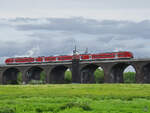 Ein DB-Coradia Continental 2-Elektrotriebzug war Anfang Mai 2021 auf der Hochfelder Eisenbahnbrücke in Duisburg zu sehen.