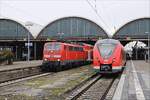 Nachdem der RE 4 am 13.12.2020 auf RRX umgestellt wurde, wird die Baureihe 111 nach über vierzig Dienstjahren m. W. nicht mehr planmäßig im Großraum Düsseldorf eingesetzt. Zeit für eine kleine Reminiszenz: Am 10.12.2020 fährt 111 118 mit dem RE 4 nach Aachen im Mönchengladbacher Hauptbahnhof ein, daneben 1 440 730 als RE 8 nach Koblenz